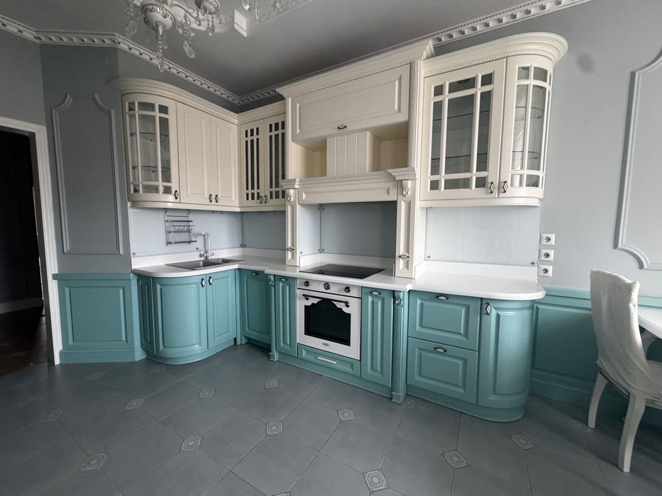 Кухонный гарнитур с каменной столешницей