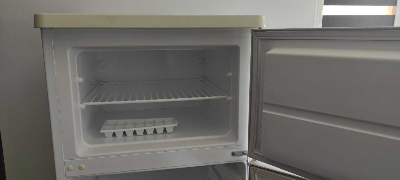Хладилник с фризер Electrolux  ERD24001W8