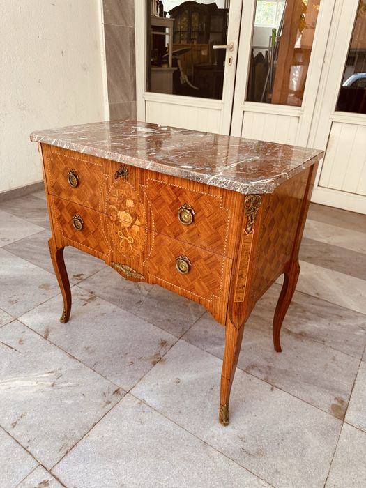 Античен френски комод с мраморен плот и инкрустация – Луи XV стил