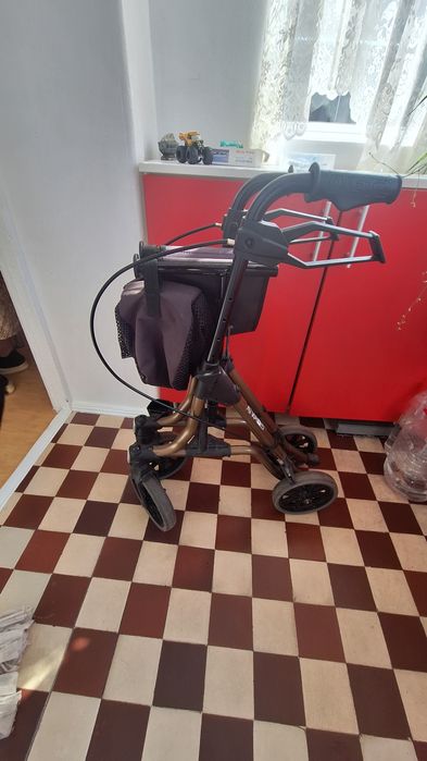 Rolator din aluminiu 5kg pentru persoane în varsta rezista 120kg