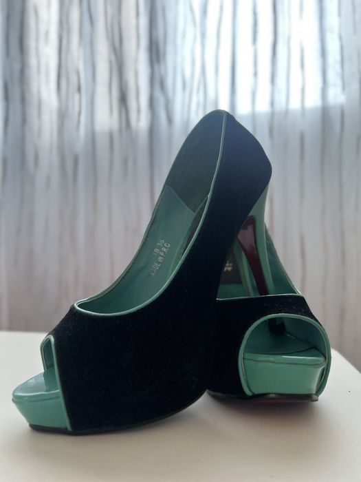 Pantofi cu platformă, detalii turcoaz și talpă roșie