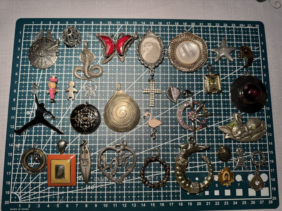 Lot 31 bijuterii vintage – broșe & pandantive diverse, colecție unică