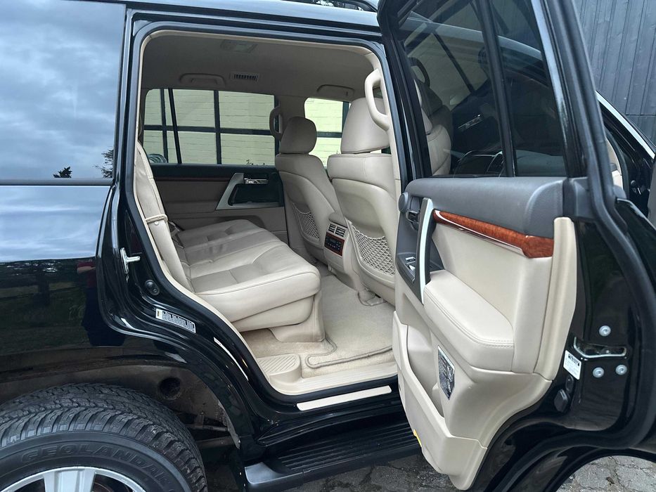 Toyota Land Cruiser J200  Facelift 2012  V8 4.5 Diesel 200k km 8 L TVA