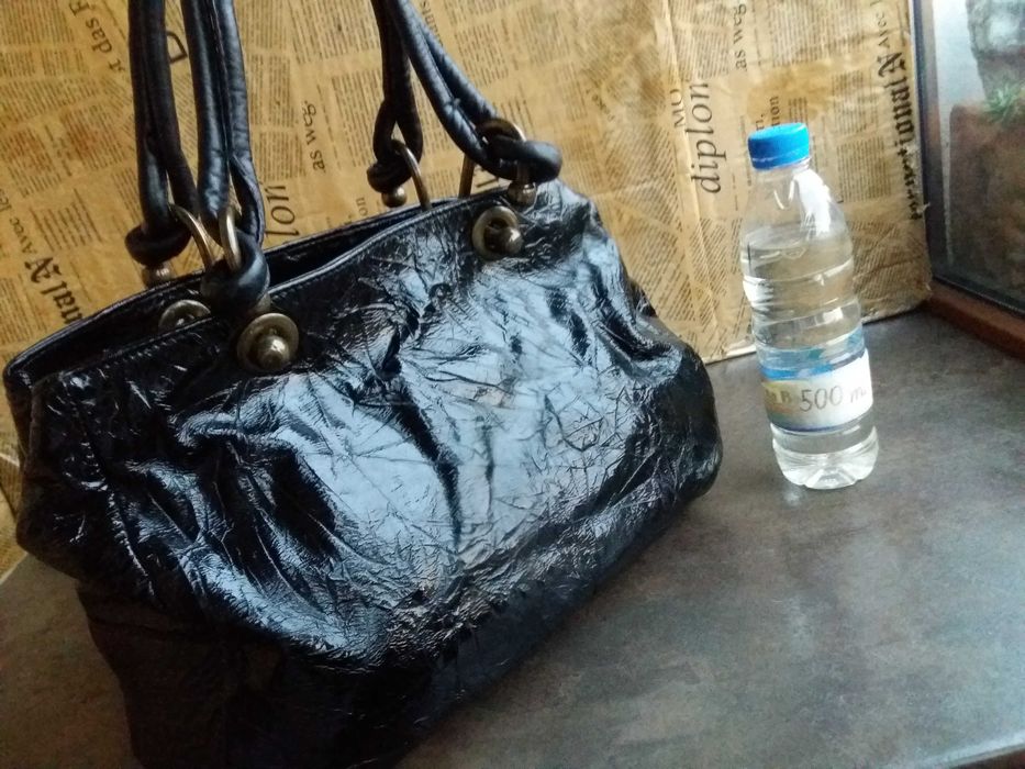 дамска черна чанта,лачена-естествена кожа/ЛАК/