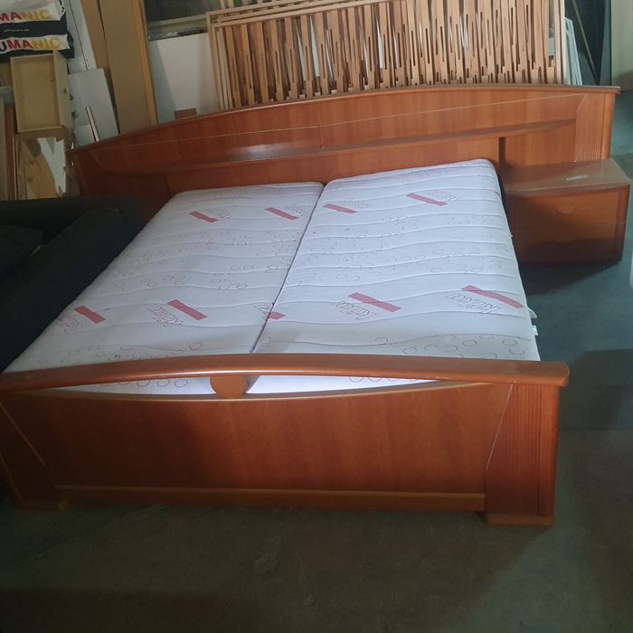 Pat matrimonial 1.80m/2m+saltele și noptiere