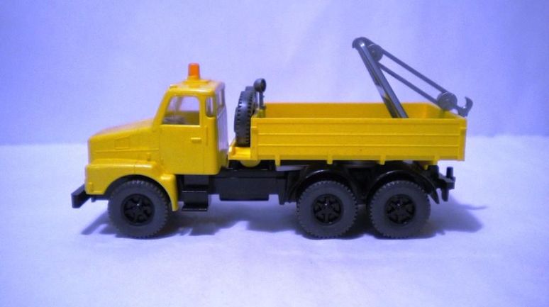 Vand macheta VOLVO N1227camion greu tractare,interventie,1:87,WIKING