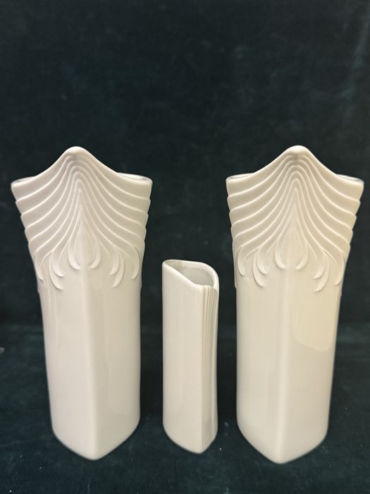 Lot 3 vaze Ak Kaiser Germany. Portelan fin biscuite.
