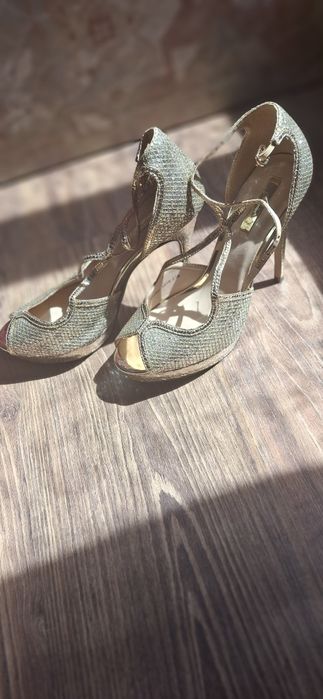 Обувки на ток и чантичка към тях