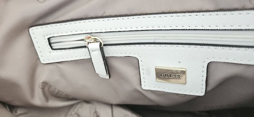 Оригинална чанта на Guess