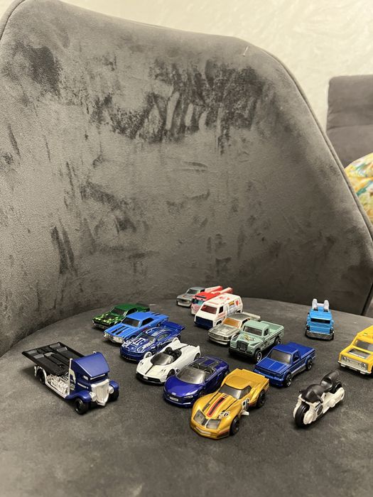 Hot Wheels — б/у машинки в отличном состоянии.