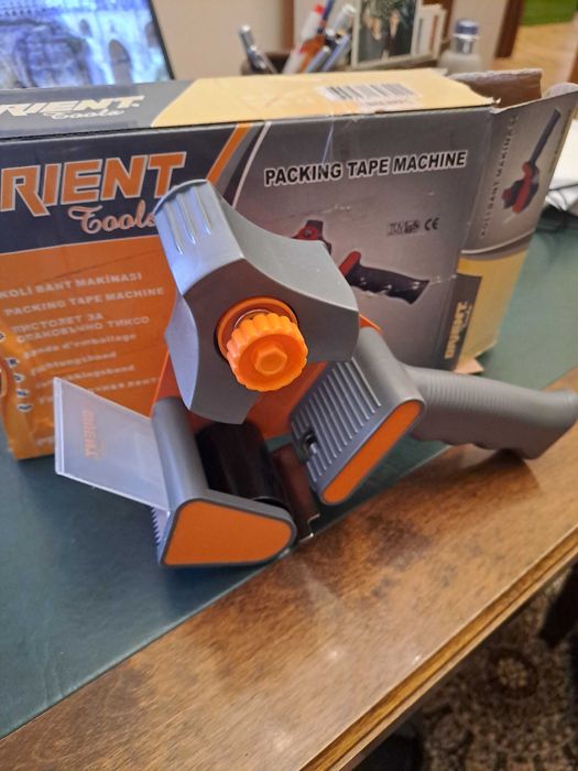 Аппарат по наклеиванию скотча