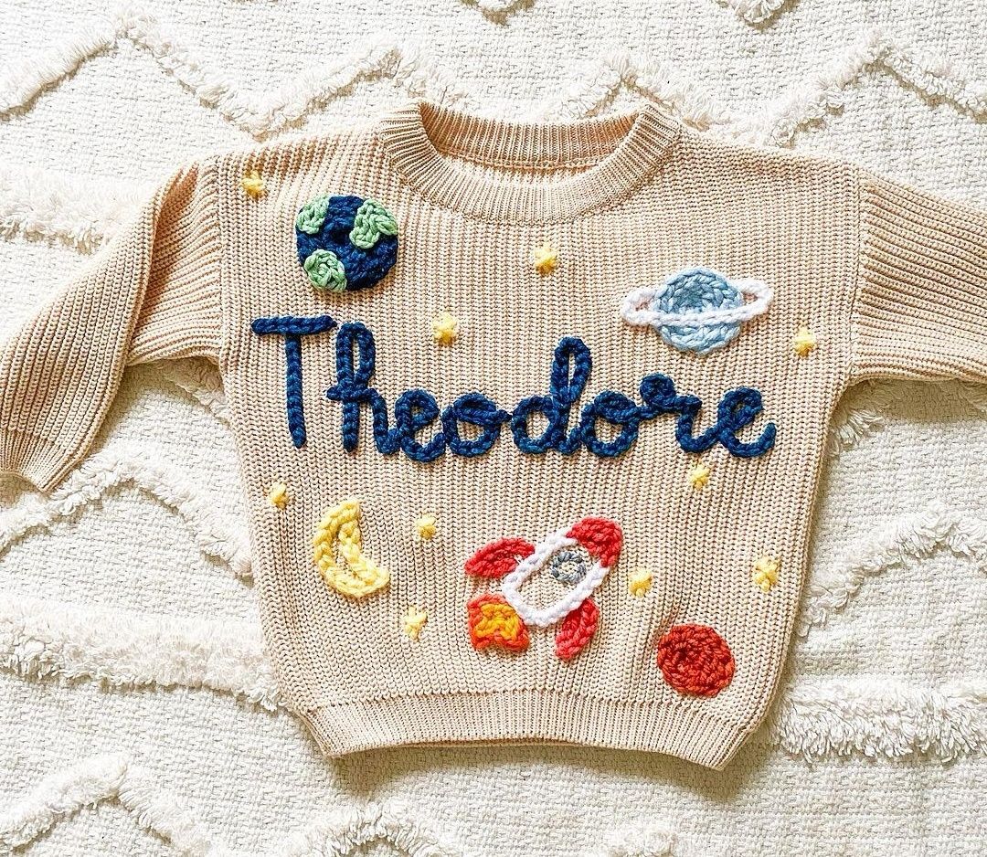 Pulovere Personalizate tricotate pentru copii, brodate manual.