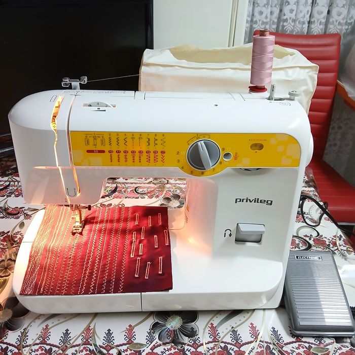 Masina de cusut PRIVILEG cu butoniera automata si multiple operatii