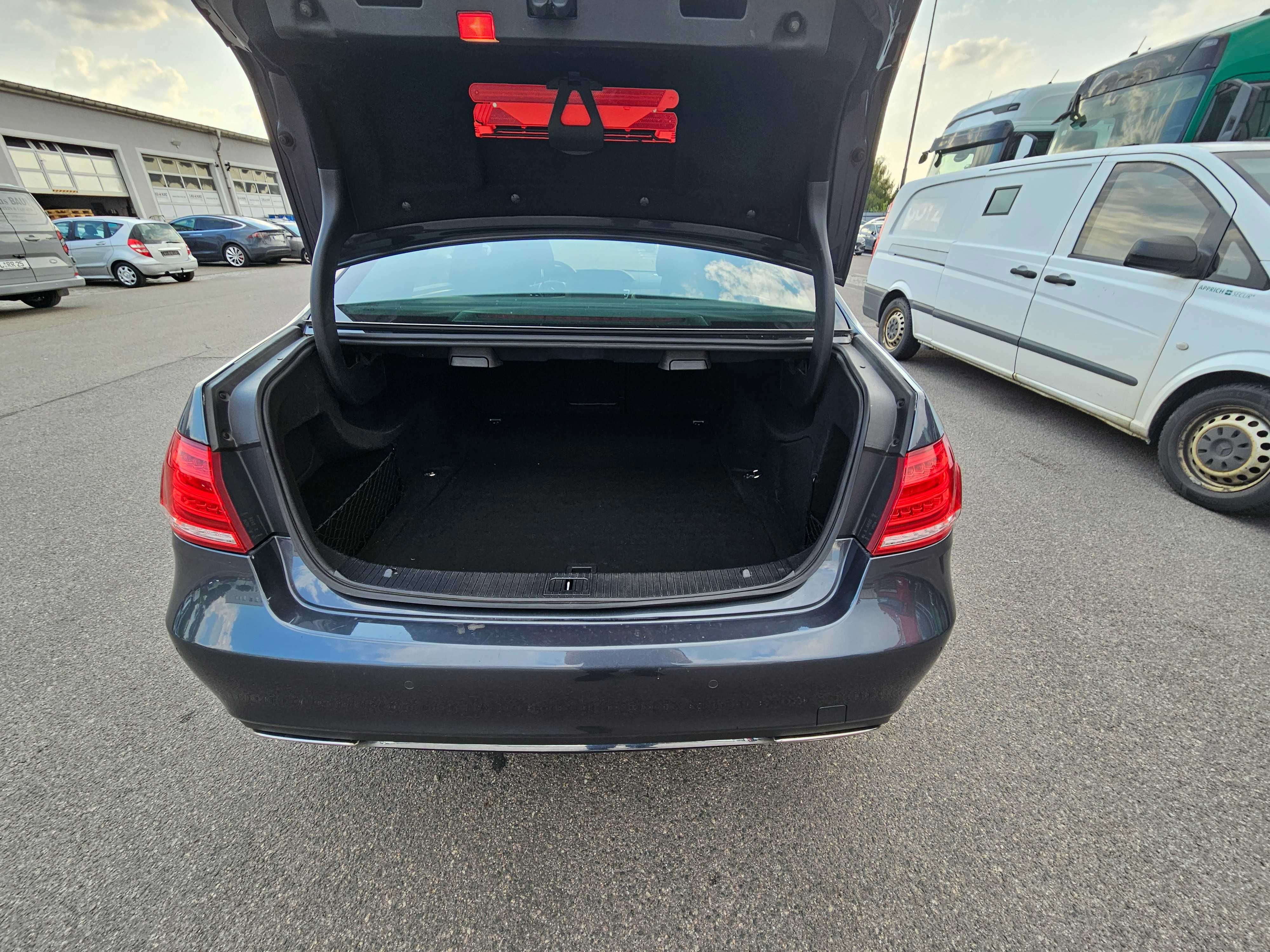 Mercedes Benz Avangarde E 200 CGI 2014 impecabil