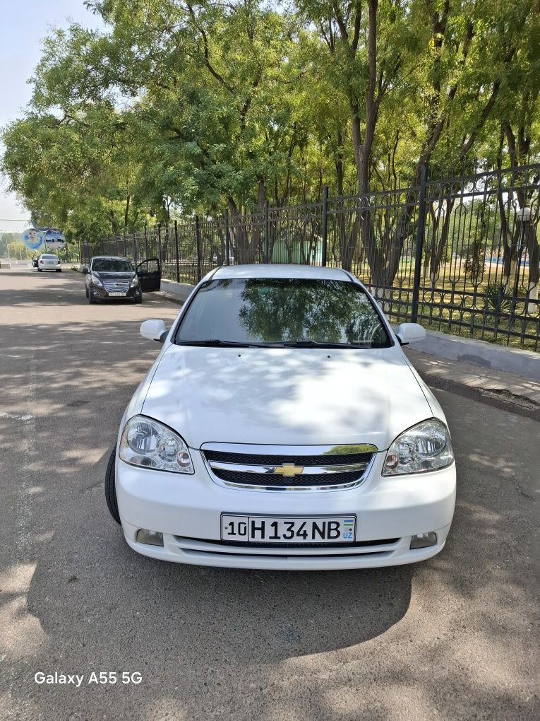 Lasetti 1.8 sotiladi