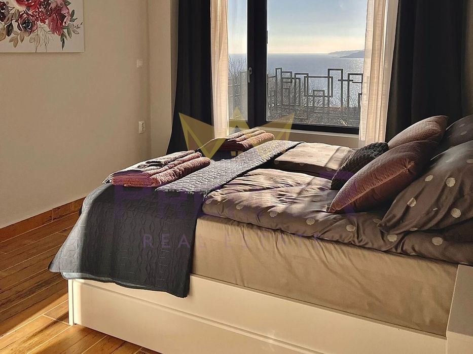 Триетажна къща в гр. Балчик