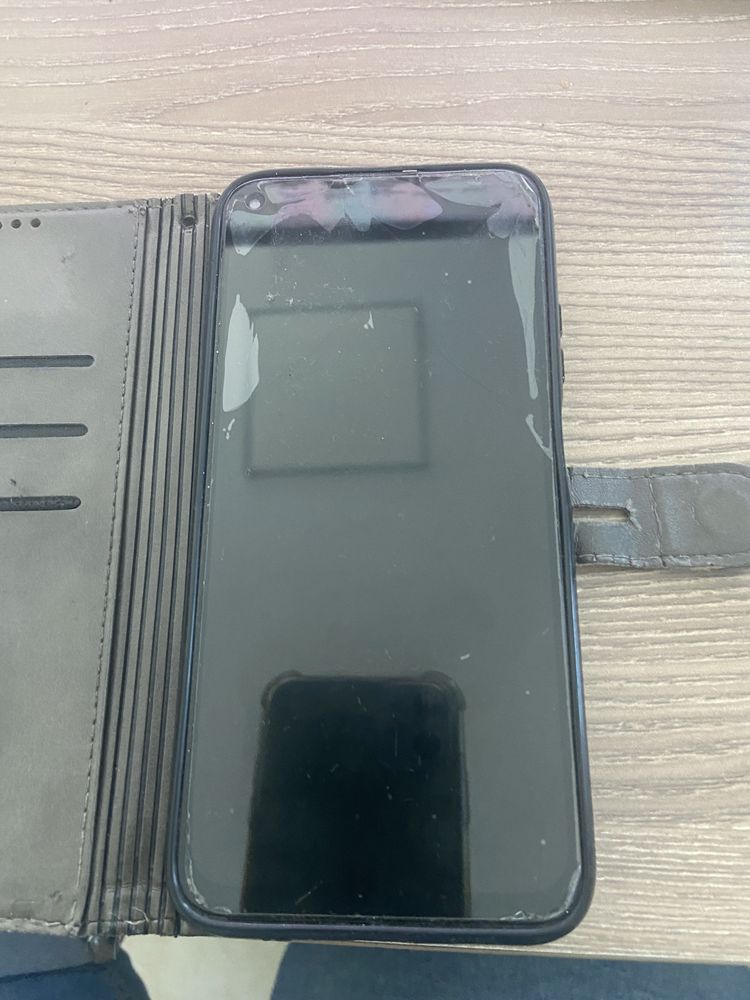 Huawei P40 Lite работи перфектно и батерията държи мяколко дни.