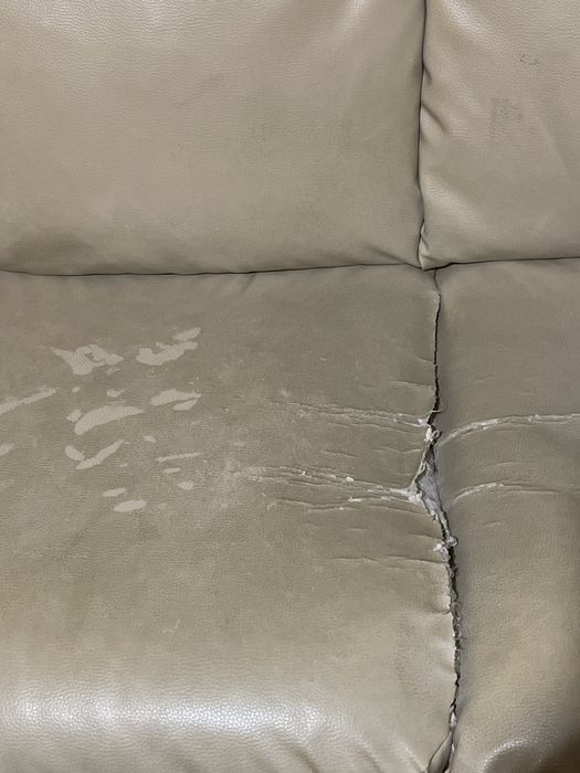 Подарявам диван има накъсано