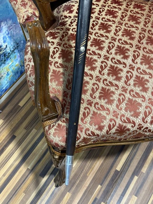 стар бастун с красив обков завършващ с месингова брадва