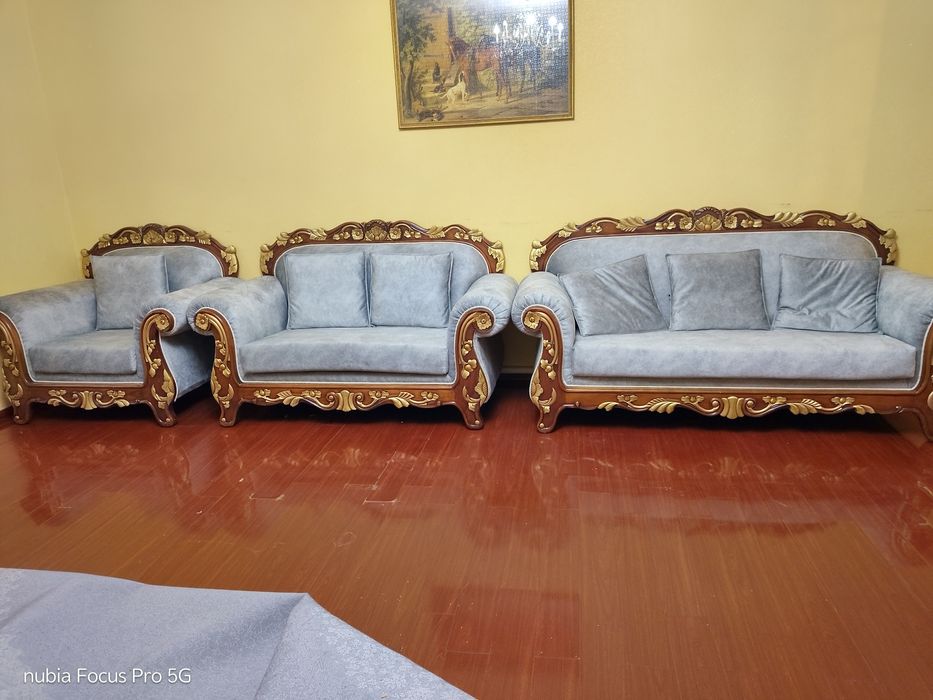 Перетяжка,рестоврация мягкой мебели,а также изготовление диванов пуфик