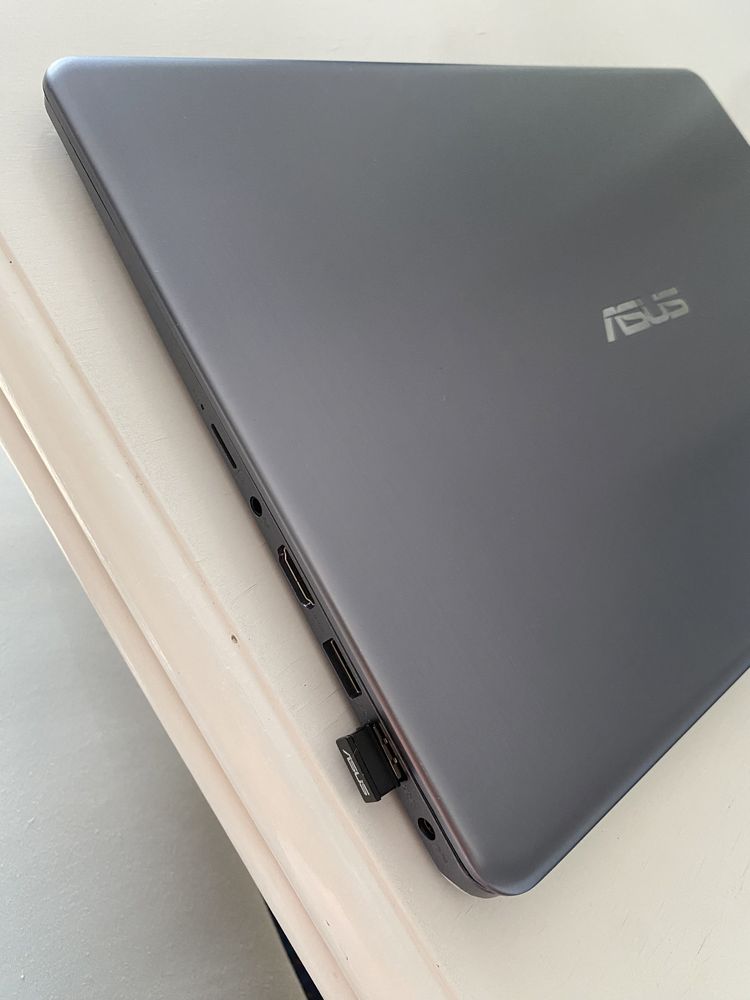 Laptop Asus A7JS1DIQ