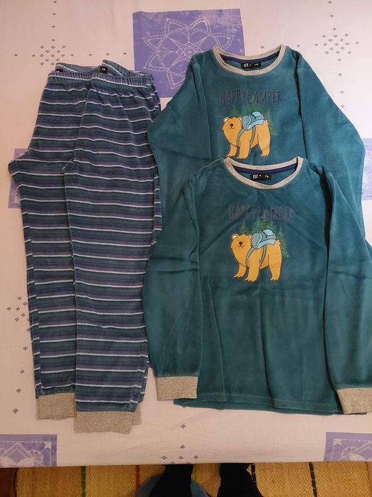 De vânzare lot 2 pijamale, 7-8 ani