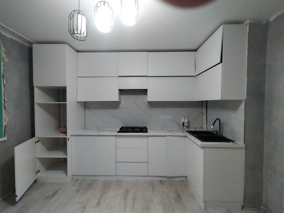 Продам белый кухонный гарнитур, классика, с техникой.