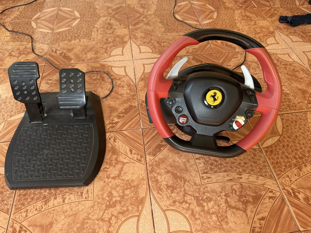 Волан с педали Thrustmaster Ferrari 458 Spider Xbox One
