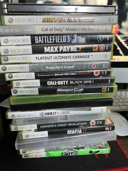 Xbox 360 cu doua manete si o gramada de jocuri