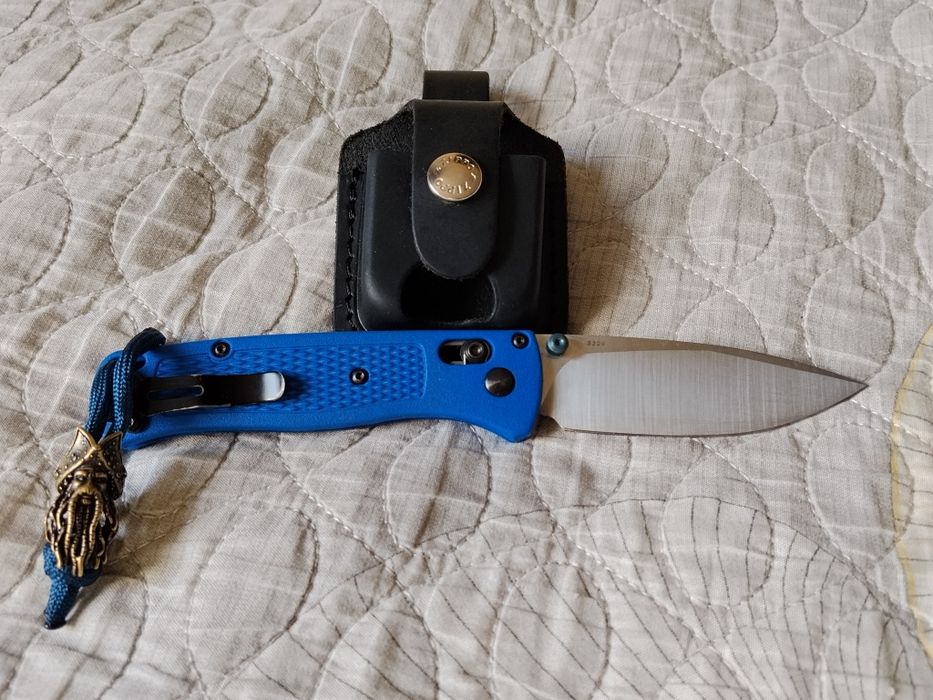 Кухонный нож для чистки овощей и фруктов.