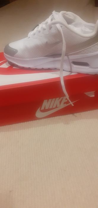 Продавам дамски маратонки найк