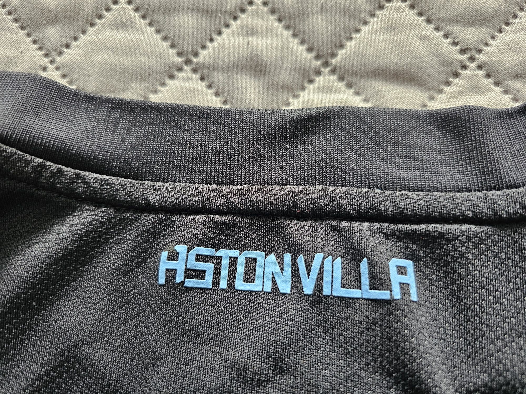 Продавам футболна тениска на Астън Вила