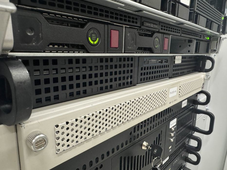 Vând dedicat Intel Xenon E5-2699v3