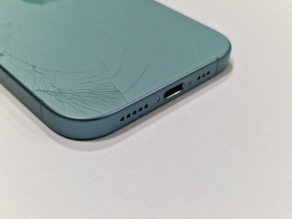 Apple iPhone 16 128GB / спукан гръб