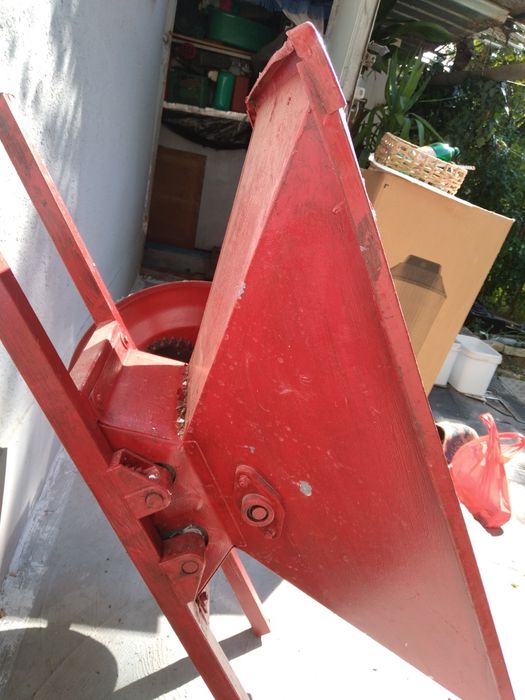 Ofer la vânzare zdrobitor și 4 damingene