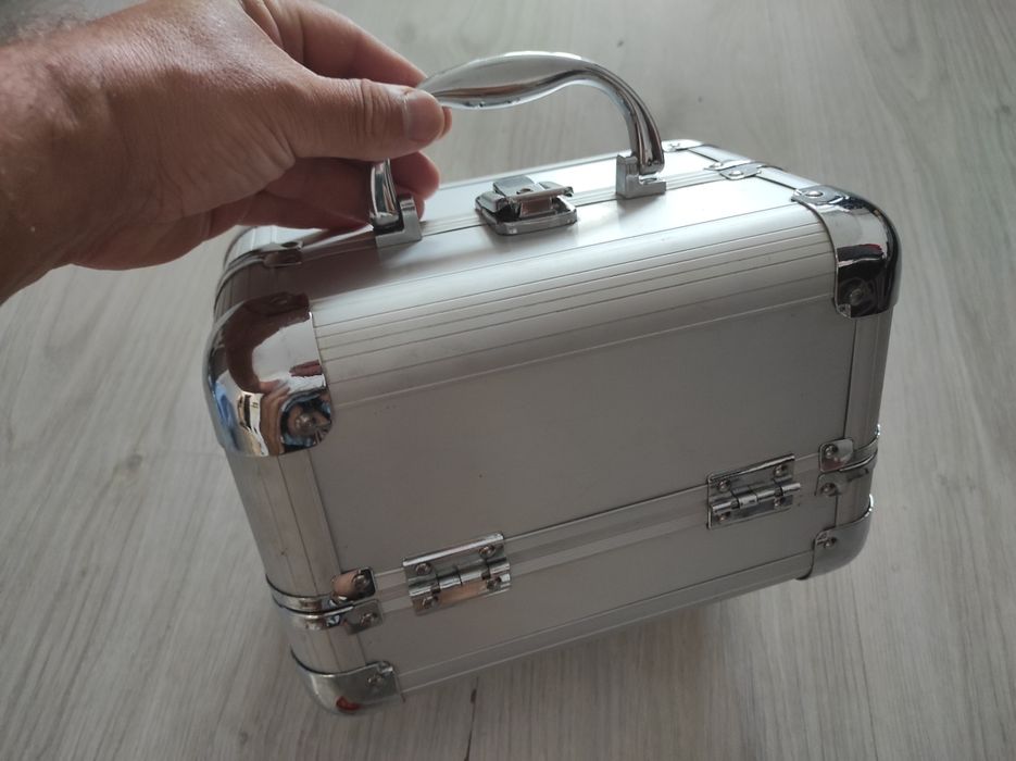 Trusa machiaj din aluminiu