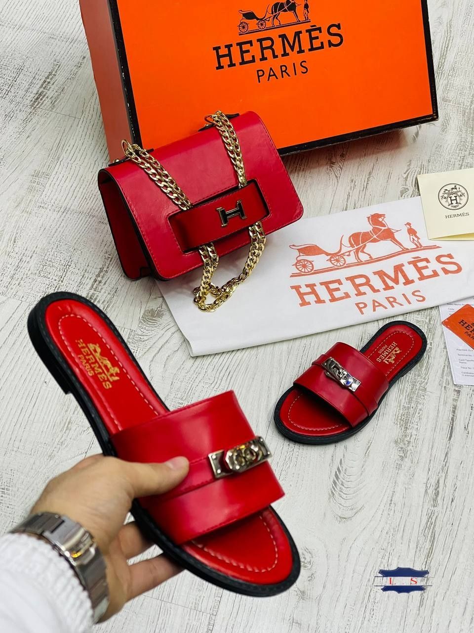Papuci și geanta Hermes