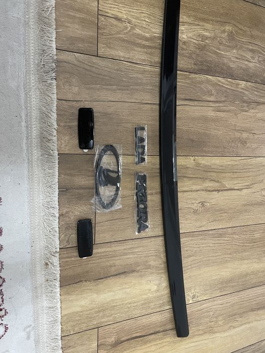 молдинг , эмблема