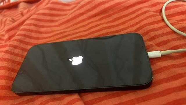 Продавам айфон 14 на части