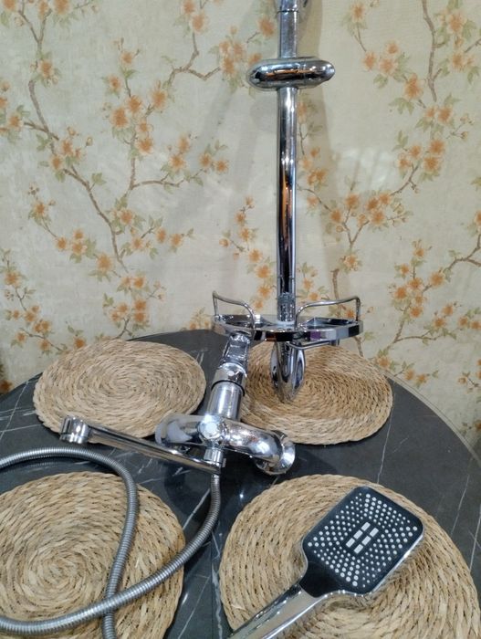 Продам набор в ванную комнату смеситель с душем стойка для душа.