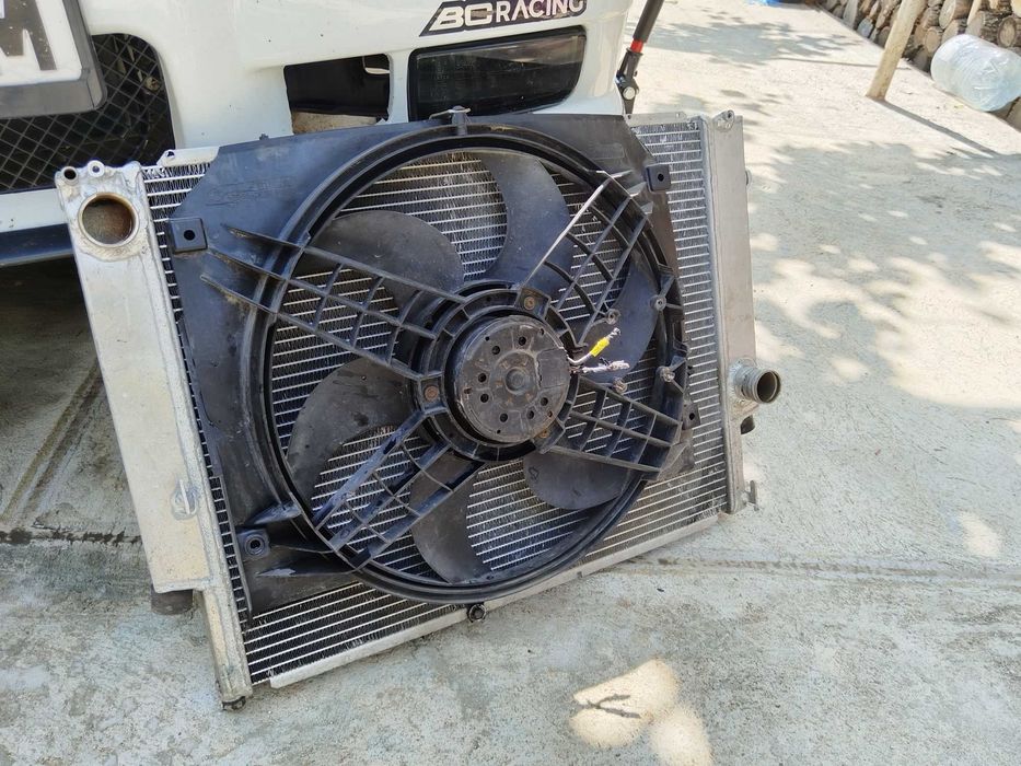 Продавам алуминиев радиатор за бмв е36