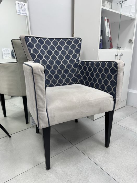 Кресло для посетителей в салоне красоты в идеальном состоянии