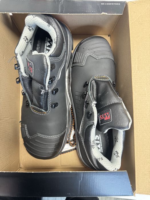 Pantofi cu bot metalic