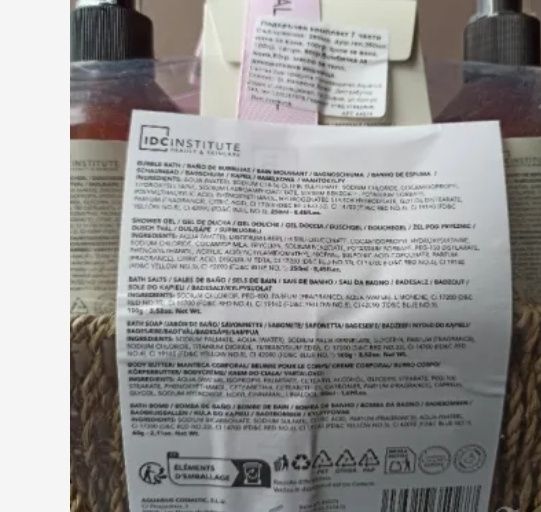 Подаръчен СПА комплект, който включва:- Душ гел 250мл.- Пяна за вана 2