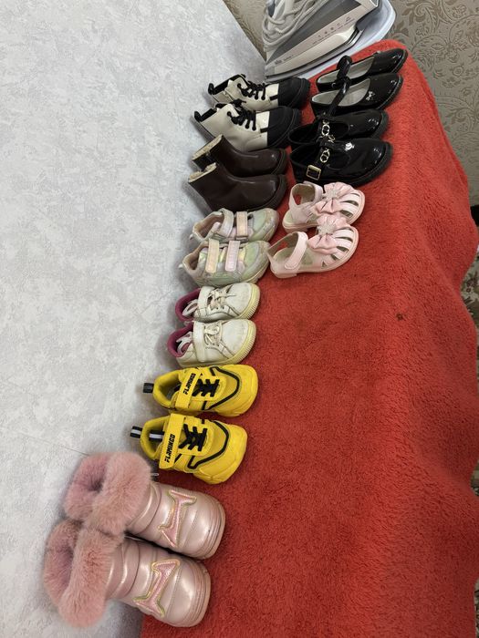 Отдам детскую обувь бесплатно. Самовывоз. Размеры уточняем