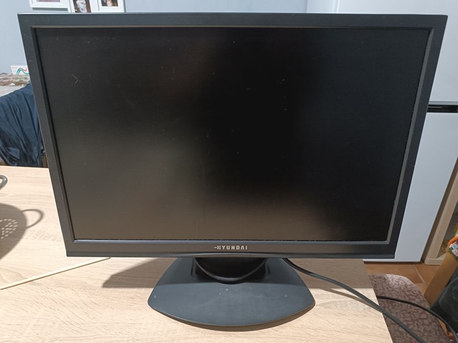 Монитор Hyundai x224w-22 инча.