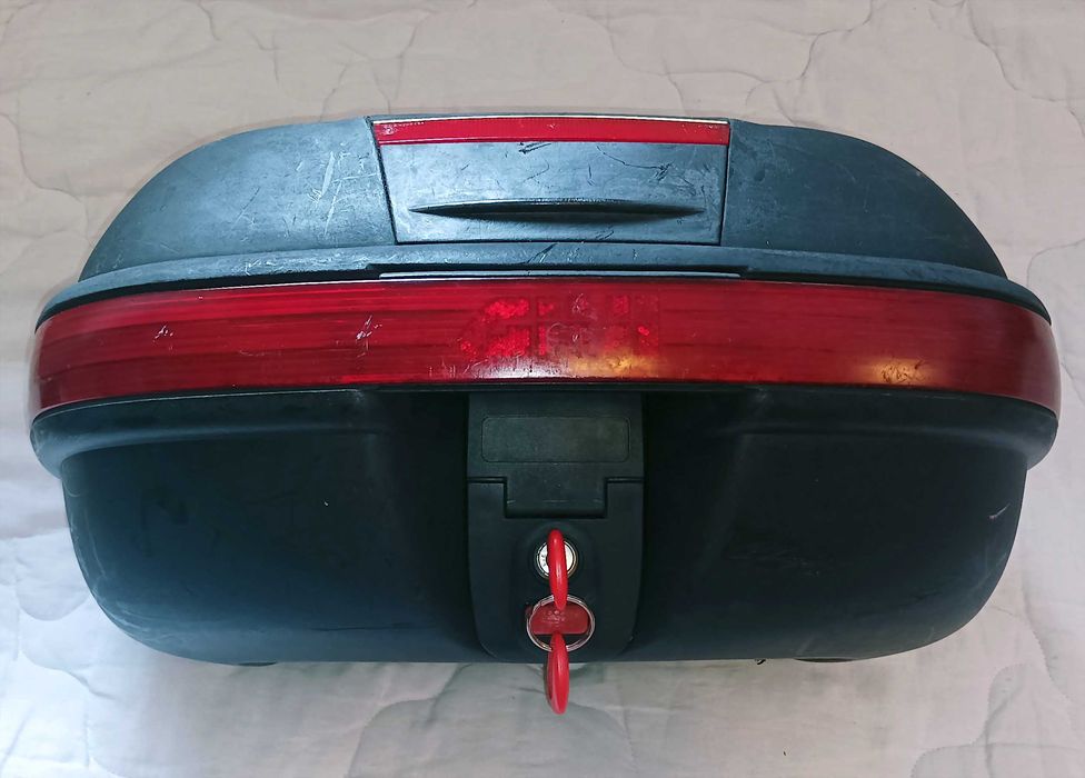 Топ-каса/багажник-куфар за скутер GIVI V460N с плоча Monokey