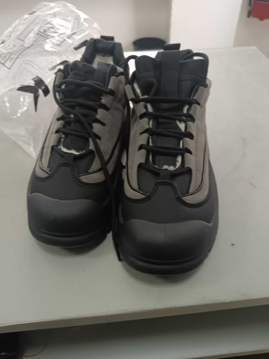 Обувки чисто нови