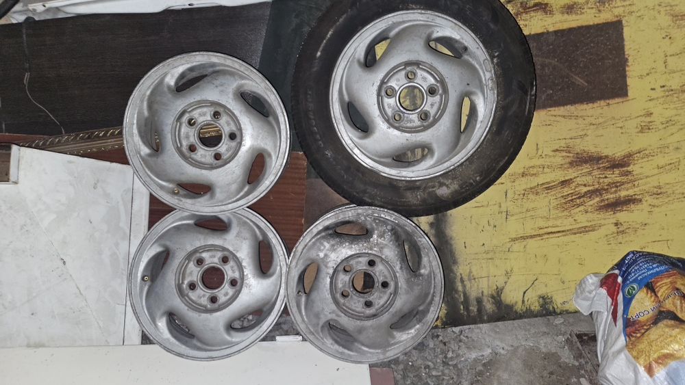 Продам диски от тойоты R15 не варенные не катаные в отличном состояний