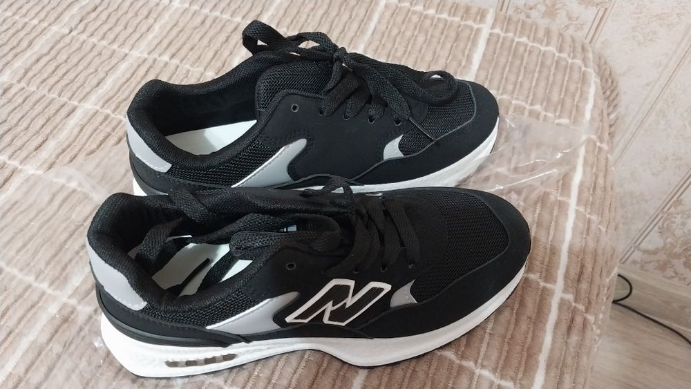 Новые кроссовки 36 размер